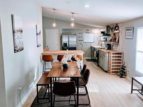 eine Küche und ein Esszimmer mit Tisch und Stühlen in der Unterkunft Da.Luxe Cottage Mtn Island Area on 1.56 Acres in Charlotte