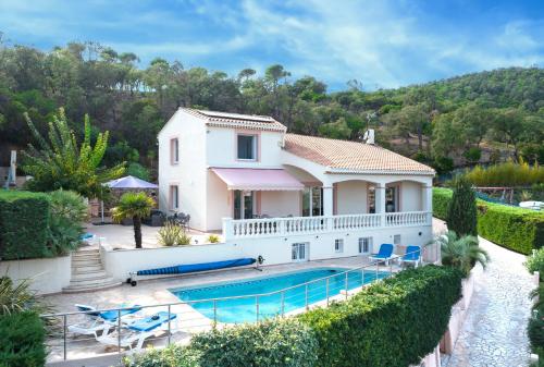 une grande maison blanche avec piscine dans l'établissement La Belle Issambre, à Roquebrune-sur Argens