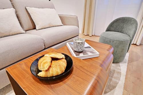 une table avec une assiette de pain sur une table dans l'établissement Spacious Apartment - 3BDR-6P, à Paris