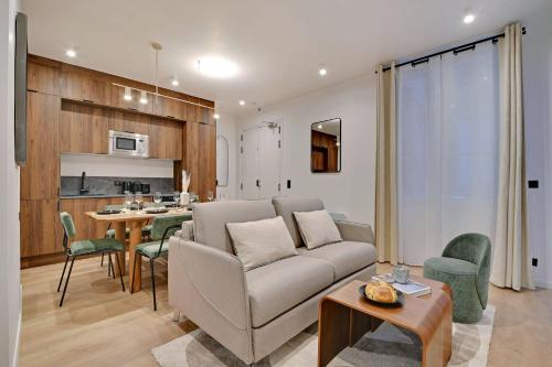 un salon avec un canapé et une table dans l'établissement Spacious Apartment - 3BDR-6P, à Paris