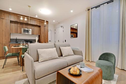 un salon avec un canapé et une table dans l'établissement Spacious Apartment - 3BDR-6P, à Paris