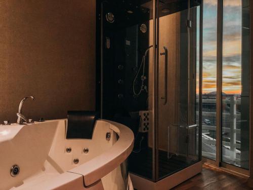 Das Bad ist mit einer Badewanne und einer Dusche ausgestattet. in der Unterkunft فندق فيلي Filly Hotel in Ha'il