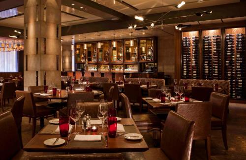 Restaurant o iba pang lugar na makakainan sa InterContinental New York Times Square, an IHG Hotel