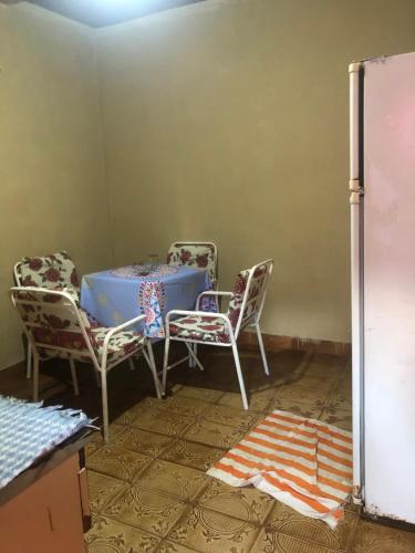 pokój z krzesłami i stołem w pokoju w obiekcie HOSPEDAJE PRÓCERES DE MAYO w mieście Encarnación
