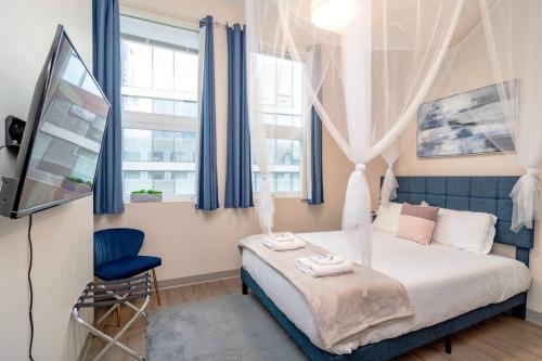 Katil atau katil-katil dalam bilik di McCormick Oasis with Balcony, optional Parking, Patio, Gym for up to 6 guests