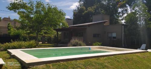 Casaquinta De 3 Ambientes, Un Baño, Galeria Y Parrilla