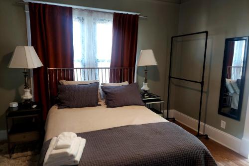 - une chambre avec un grand lit et une fenêtre dans l'établissement Brickstone Bohemian, Unit A, à Decatur