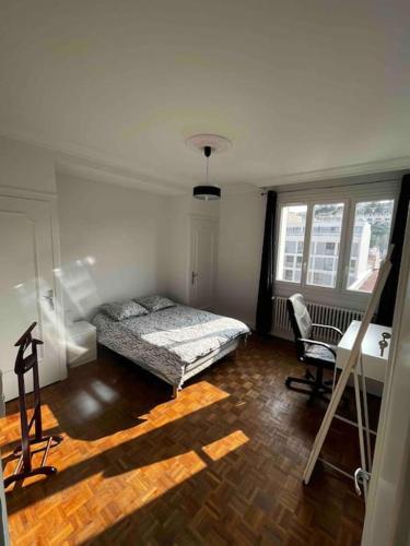 um quarto com uma cama, uma secretária e uma cadeira em Université Jean Monnet Saint Etienne em Saint-Étienne