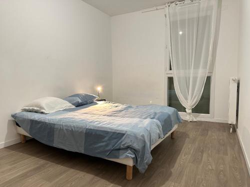 Habitación blanca con cama y ventana en T3 65 m2 avec parking 15 mns Paris by immo kit bnb, en Gagny