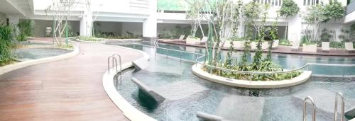 Verve 2Bedroom 2to6pax Kuala Lumpur near Midvalley MegaMall في كوالالمبور: مسبح في مبنى فيه اشجار