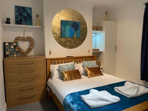1 dormitorio con cama y espejo en la pared en Central Blue Holiday Home., en Bridlington
