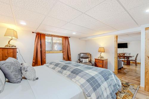 ein Schlafzimmer mit einem Bett und ein Wohnzimmer in der Unterkunft Alpine Horn Lodge at Big Powderhorn Mountain - Unit C in Ironwood