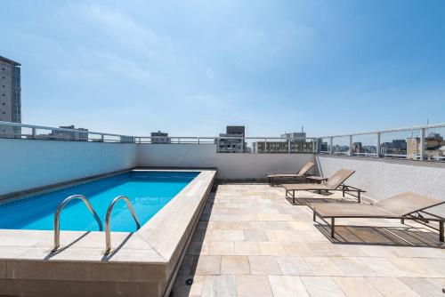 a swimming pool on the roof of a building at BA60 Studio Aconchegante Bela Vista São Paulo TPA in São Paulo