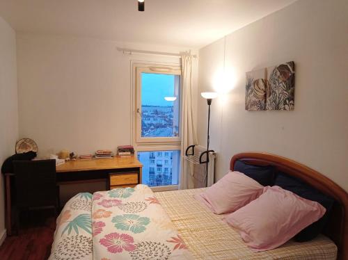 1 dormitorio con 1 cama, escritorio y ventana en mariana-basel, en Maisons-Alfort