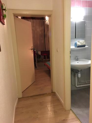 une salle de bain avec un lavabo, des toilettes et un miroir dans l'établissement Cathédrale, à Strasbourg