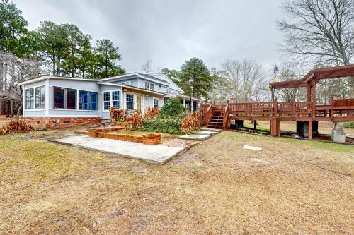 Gallery image of Dr. Easterling’s Rustic Lake Home in Hartsville