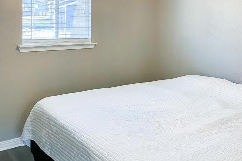 - un lit blanc dans une chambre avec fenêtre dans l'établissement Blue Haven 25, à Branson