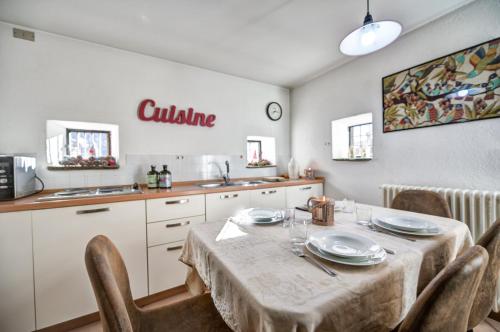 Kuchyň nebo kuchyňský kout v ubytování Maison Chasseur Alpine Design Lodge
