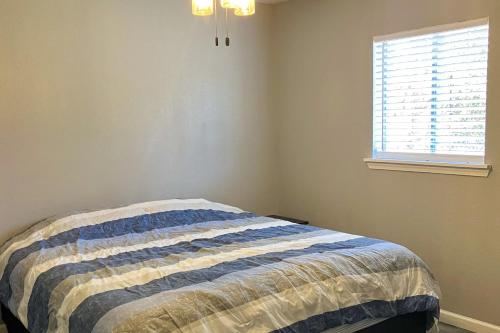 - une chambre avec un lit et une fenêtre dans l'établissement Blue Haven 30, à Branson