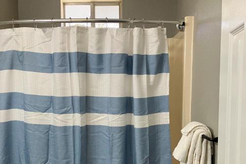 - un rideau de douche bleu et blanc dans la salle de bains dans l'établissement Blue Haven 30, à Branson