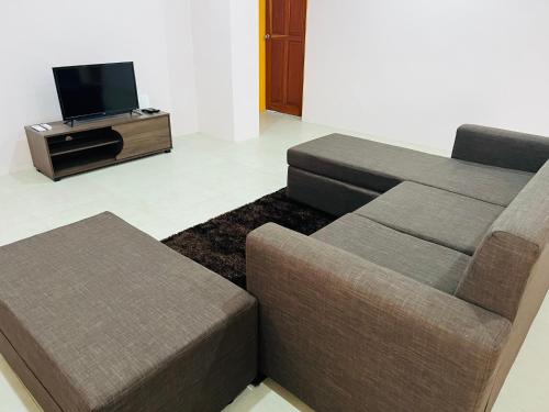 蘇瓦的住宿－Oxford Apartments Suva (2Bedrooms)，带沙发和平面电视的客厅