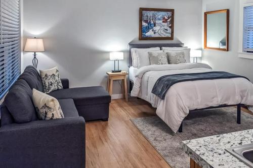 ein Schlafzimmer mit einem Bett und einem Sofa in der Unterkunft Champagne Supernova in Ludlow