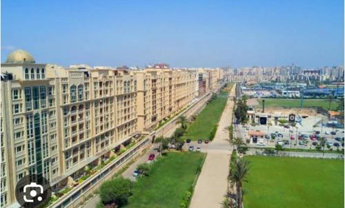 une vue aérienne sur une ville avec de grands bâtiments dans l'établissement تراس سموحه - بيتك يطل علي نادي سموحه, à Alexandrie