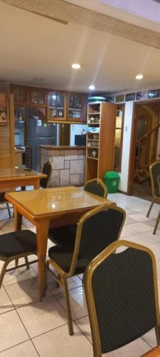 comedor con mesa de madera y sillas en Hotel Costa norte, en Iquique