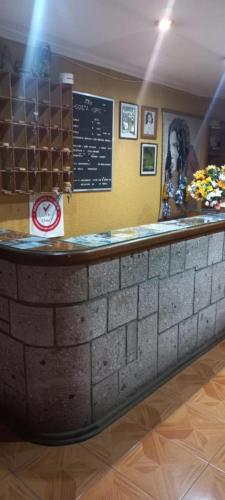 un mostrador de ladrillo en un restaurante con una pared de ladrillo en Hotel Costa norte en Iquique