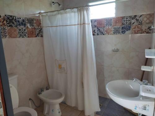 Kamar mandi di Complejo de Cabañas Las Mellizas