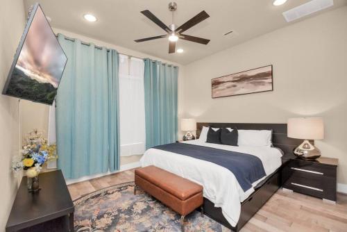 Giường trong phòng chung tại Beautiful Luxurious Houston Galleria Home