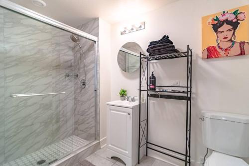 uma casa de banho com um chuveiro, um WC e um lavatório. em McCormick Place 420 friendly 3Br Family Unit for up to 8 guests with optional parking em Chicago