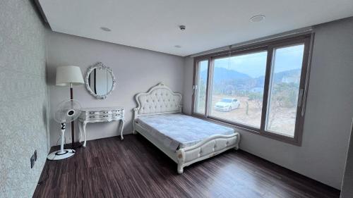 Кровать или кровати в номере Yesan Sarang Pension