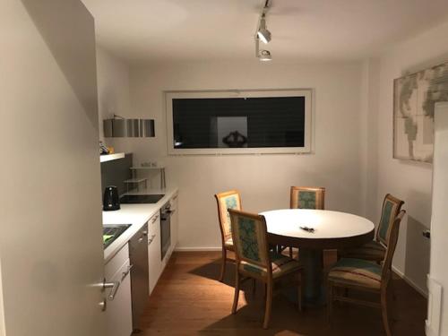 eine Küche mit einem Tisch und Stühlen im Zimmer in der Unterkunft Casaverde in Hofheim am Taunus