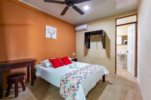 una camera con letto, tavolo e scrivania di El Cocobolo Food&Rest Room 4 Bed and Breakfast WiFi AC Pkg gratis a Liberia
