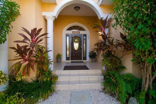 Savhaven - 4 Bed 4 Bath w/ Pool (2 mins to Beach)