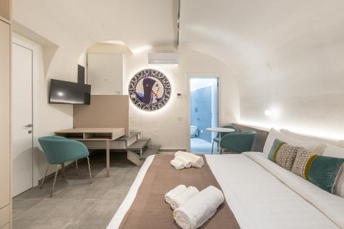 a bedroom with a bed and a desk in a room at Casa Spada Rooms in Cagliari