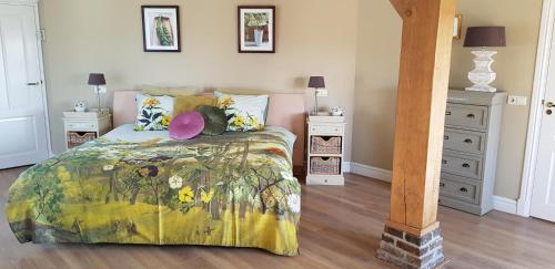 ein Schlafzimmer mit einem Bett und zwei Nachttischen in der Unterkunft B&B Farmhouse De Loksheuvel in Overasselt