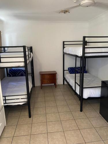 Litera o literas de una habitación en Arrival Lodge Hostel Accommodation