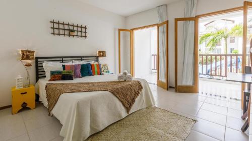 a bedroom with a large bed and a balcony at Tree Bies in Subaúma