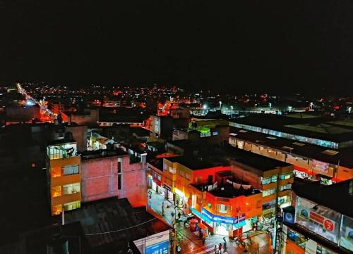 - une vue sur la ville la nuit avec des lumières dans l'établissement Espinar Plaza Hotel, à Espinar
