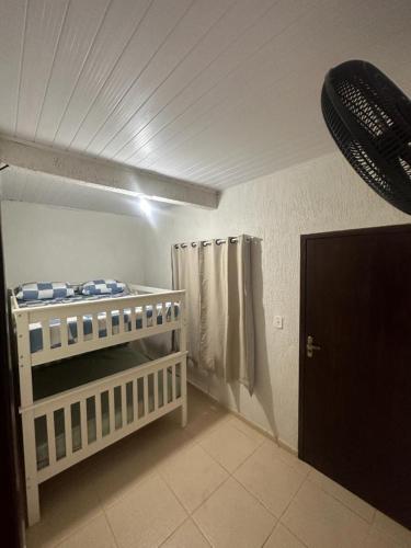 een slaapkamer met een stapelbed in een kamer bij Residência Grafite in Saquarema