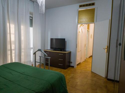 Dormitorio con cama y tocador con TV en Bike house 5 "classic", en Seriate