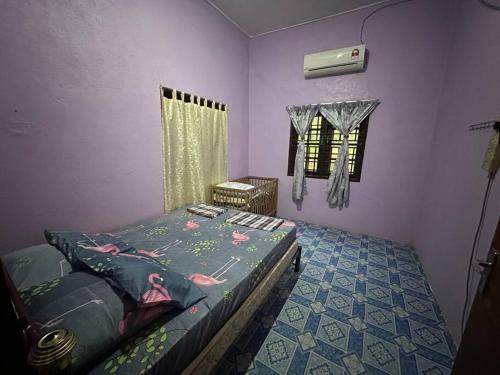 1 dormitorio con cama y ventana en Homestay Hjh Rokiah, F.Tementi, 