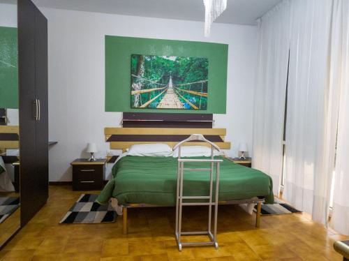 1 dormitorio con 1 cama y una pintura en la pared en Bike house 5 "classic", en Seriate