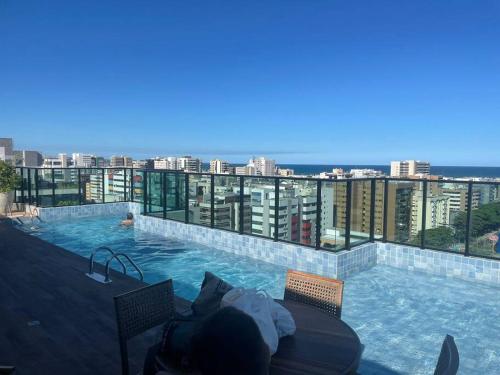 a large swimming pool on top of a building at Apartamento em Ponta Verde in Maceió