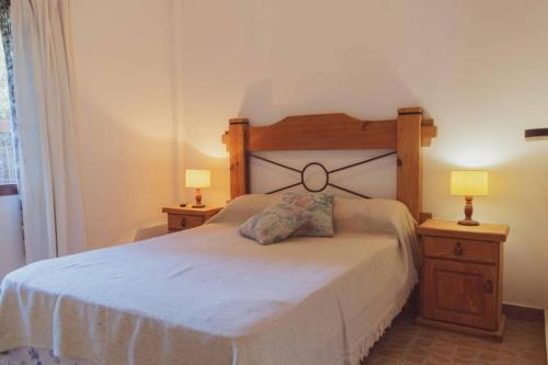 een slaapkamer met een groot bed met 2 nachtkastjes bij Apart Vitraux in Las Gaviotas