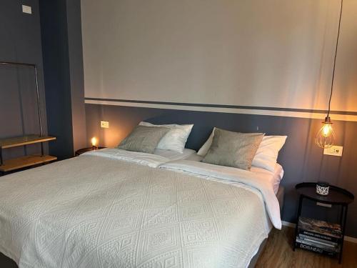 ein Schlafzimmer mit einem großen weißen Bett mit zwei Kissen in der Unterkunft VillaFiera, Studio near Fiera Milano at Metro stop in Pero
