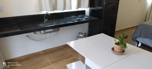 拜亞福爾摩沙的住宿－Quarto Família - Com Suíte，一个带水槽和桌子的小厨房