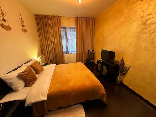 a bedroom with a large bed and a window at Apartament “La Iepure” in Braşov